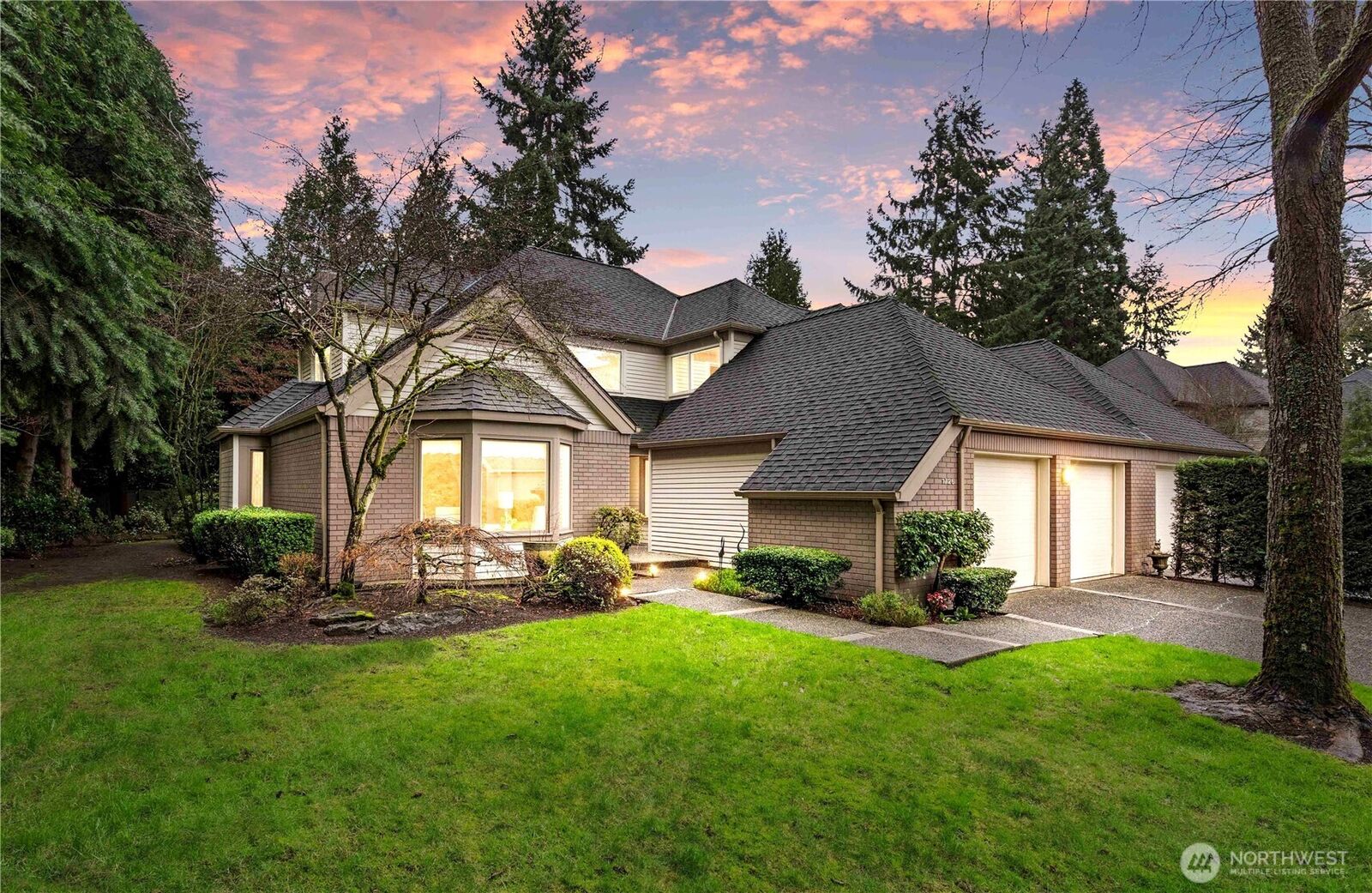 Property Photo: 1726 Bellevue Way NE WA 98004