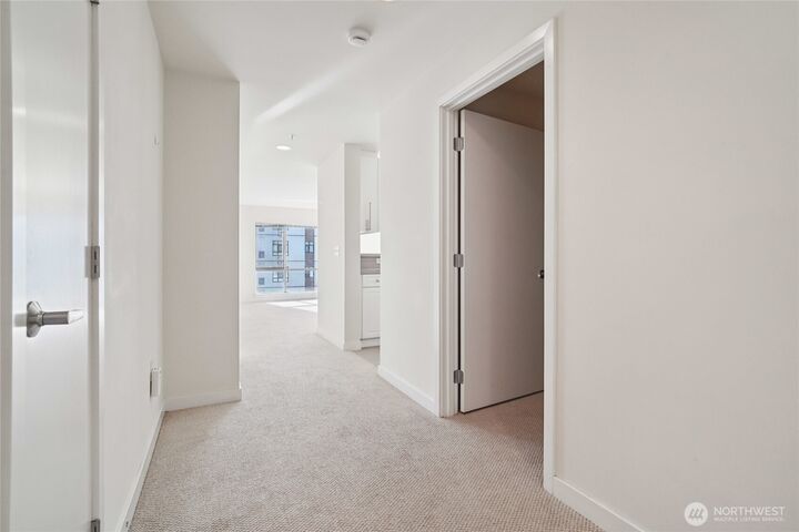 Property Photo:  321  10th Avenue S 613  WA 98104 