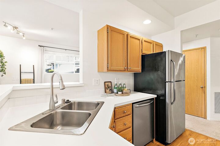 Property Photo:  4710  Mill Pond Dr  SE 304  WA 98092 