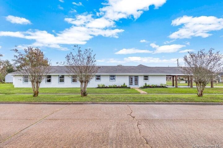 Property Photo: 616 W Claude Street W LA 70605