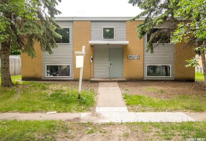 419 9th Street E — photo 1