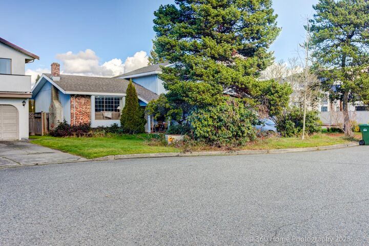 Property Photo: 4391 Deerfield Crescent BC V6X 2Y4