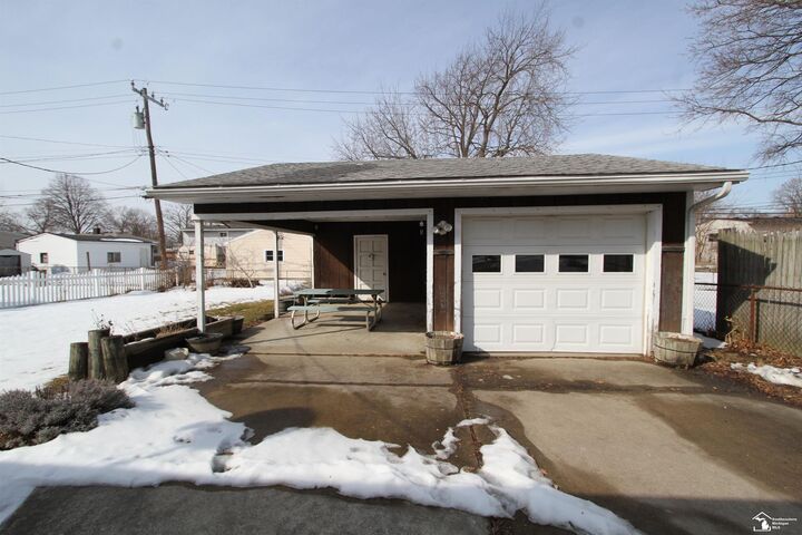 Property Photo:  511 John Rolfe Drive  MI 48162 