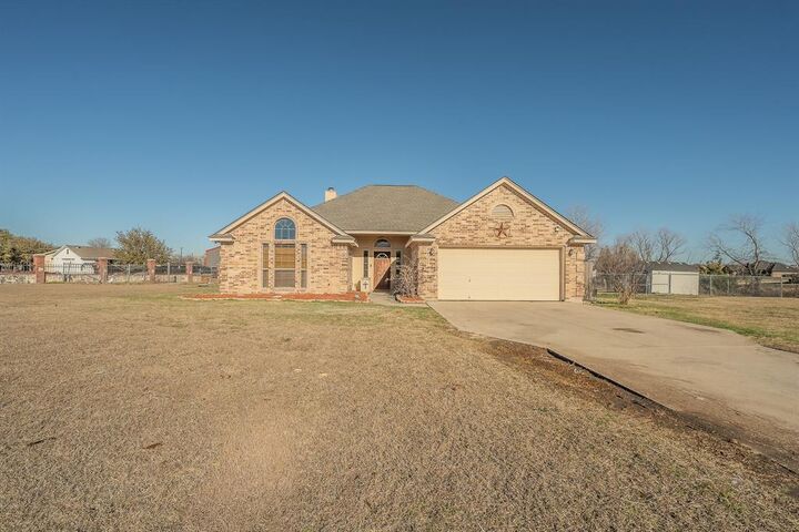 Property Photo:  125 Lexington Circle  TX 76052 