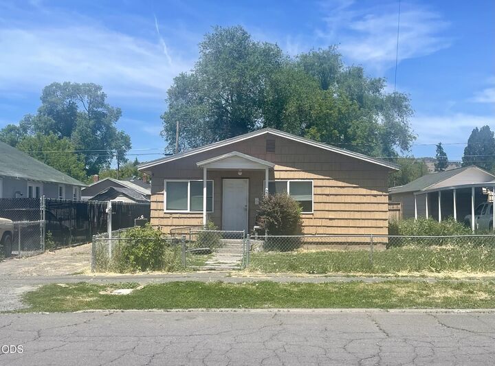 Property Photo:  2237 Wantland Avenue  OR 97601 