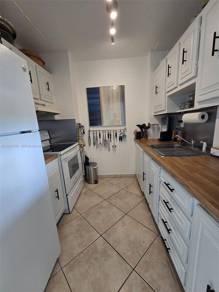 Property Photo: 2450 NE 135th St 508 FL 33181