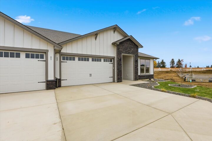 Property Photo:  1109 - Unit 22 N Country Club Dr 22  WA 99006 