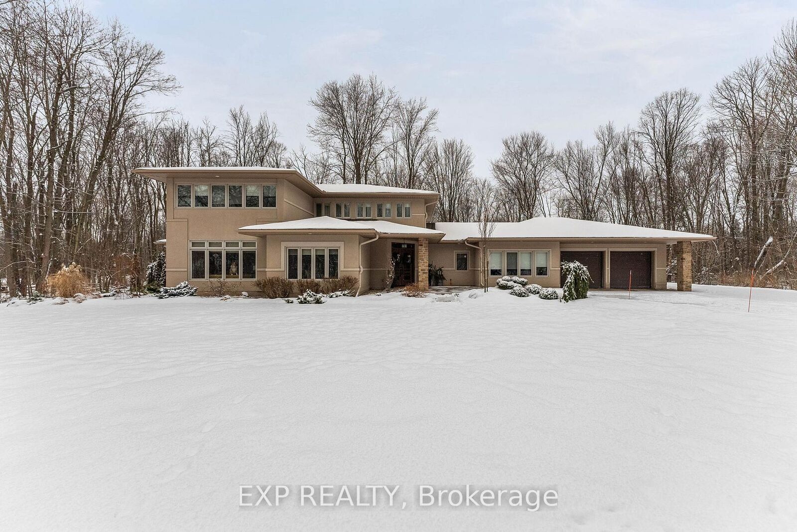 Property Photo: 5759 Queenscourt Crescent ON K4M 1K3