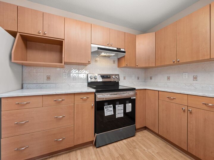 Property Photo: 1140 55 Street 204 BC V4M 3J8