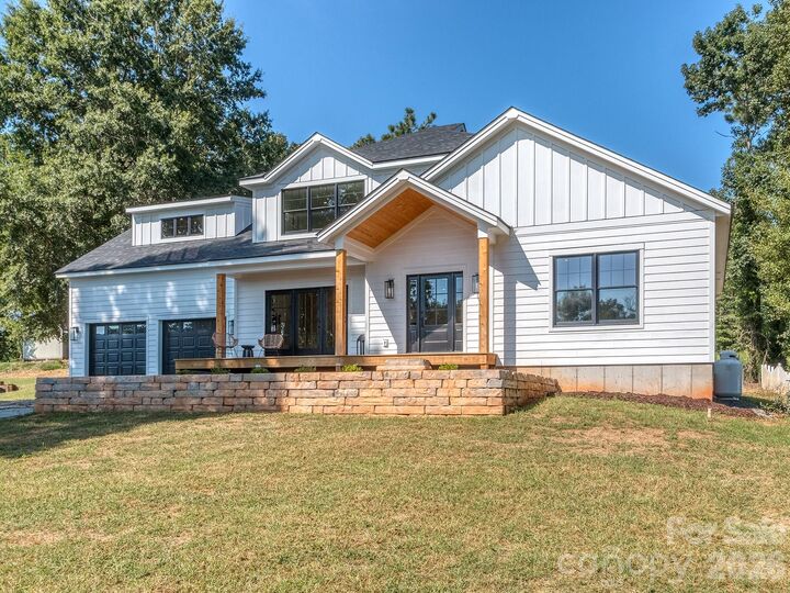 Property Photo: 4899 Moonlite Bay Drive NC 28673
