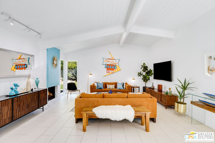 Property Photo:  221 N Farrell Dr  CA 92262 