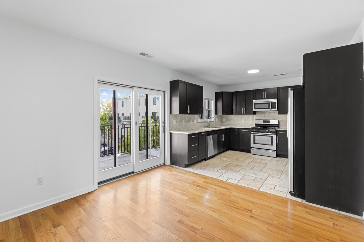 Property Photo:  443-2 Whiton St 2  NJ 07304 