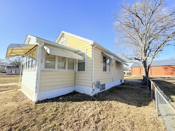 Property Photo:  307 Oneida Street  IA 50703 