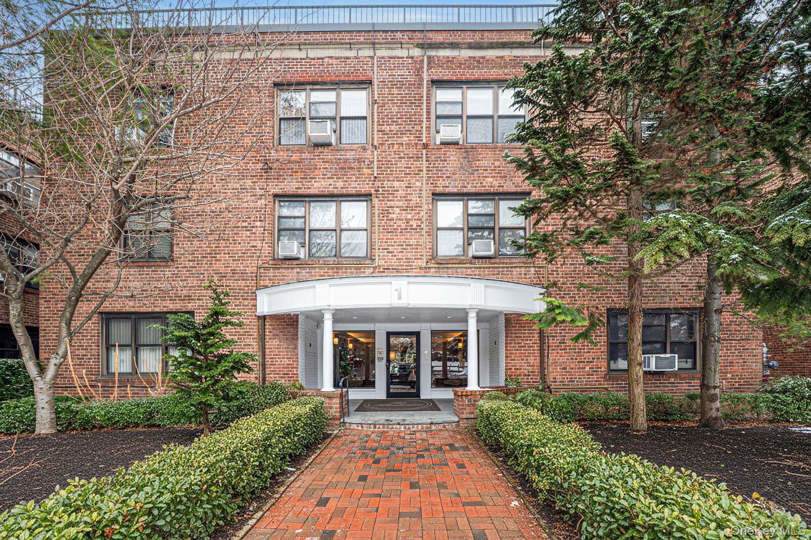 Property Photo:  1 Town House Place 3H  NY 11021 