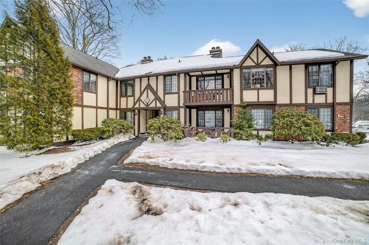 Property Photo:  21 Foxwood Drive 8  NY 10570 