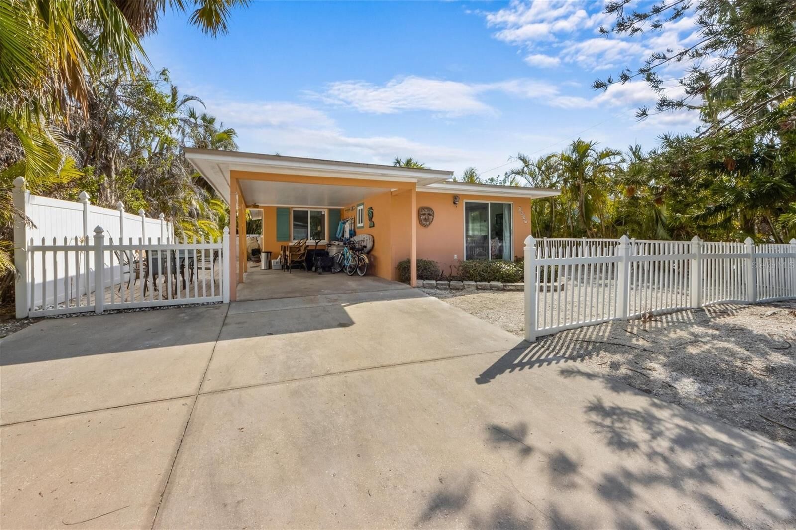 Property Photo: 5807 De Palmas Avenue FL 34217