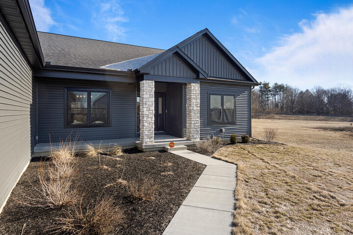 Property Photo: 606 N Beacon Hill Circle IL 61802