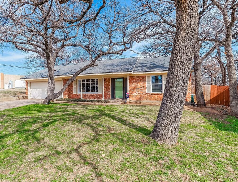 Property Photo:  97 Regents Park  TX 76022 