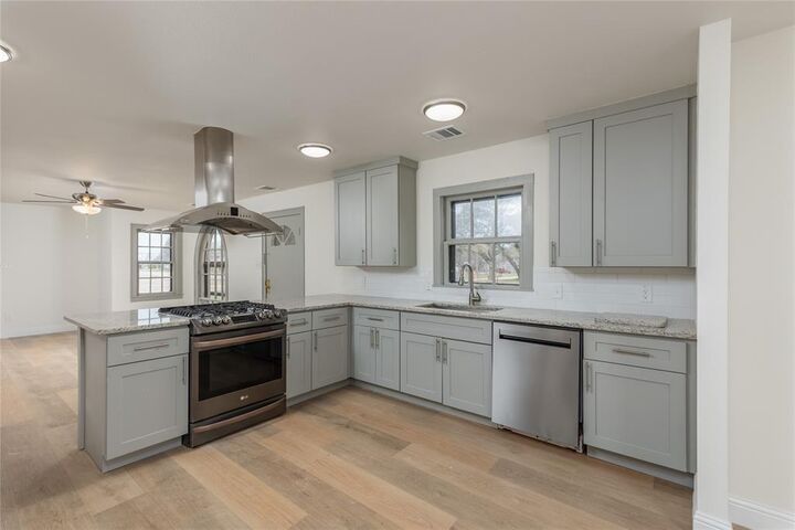 Property Photo: 833 W Live Oak Street TX 76458