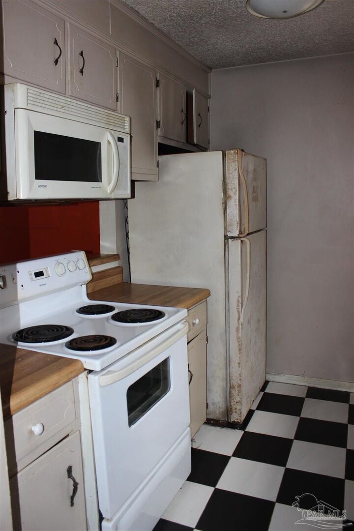 Property Photo:  7705 Kipling St B  FL 32514 