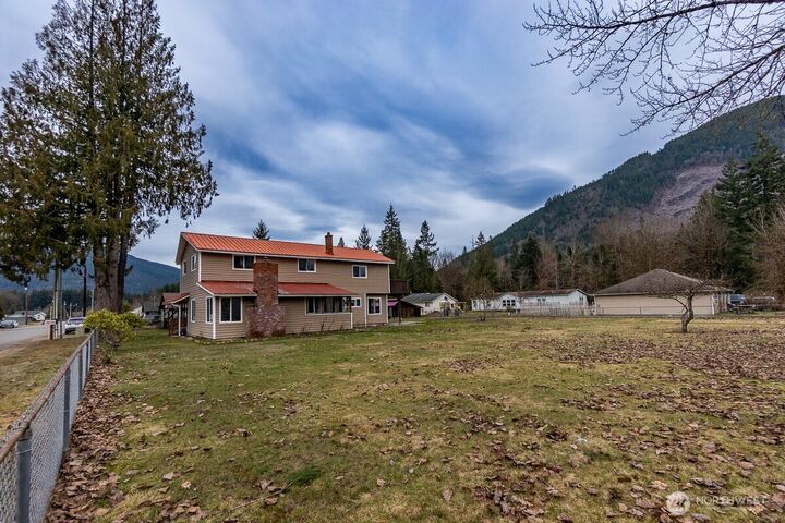 Property Photo: 810 Montague Ave Avenue WA 98241