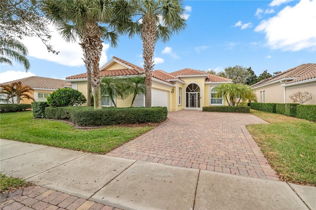 Property Photo:  5193 Eleuthra Circle  FL 32967 