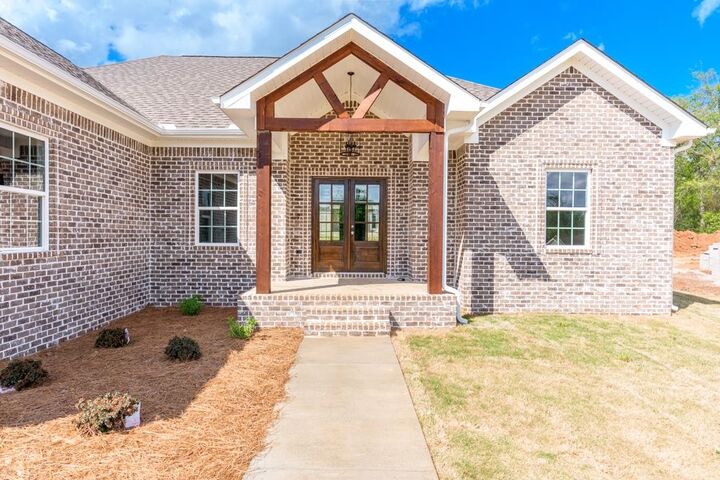 Property Photo:  805 Michigan Ave  AL 35661 - MUSCLE S 