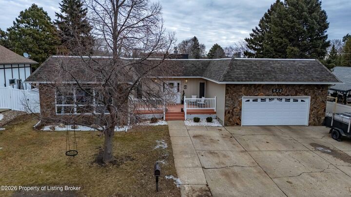 Property Photo:  822 Senior Avenue  ND 58601 