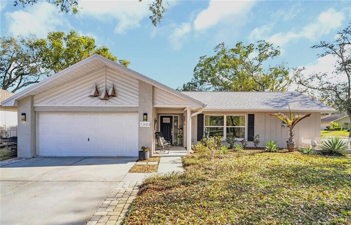 Property Photo:  1303 Glengarry Drive  FL 34684 