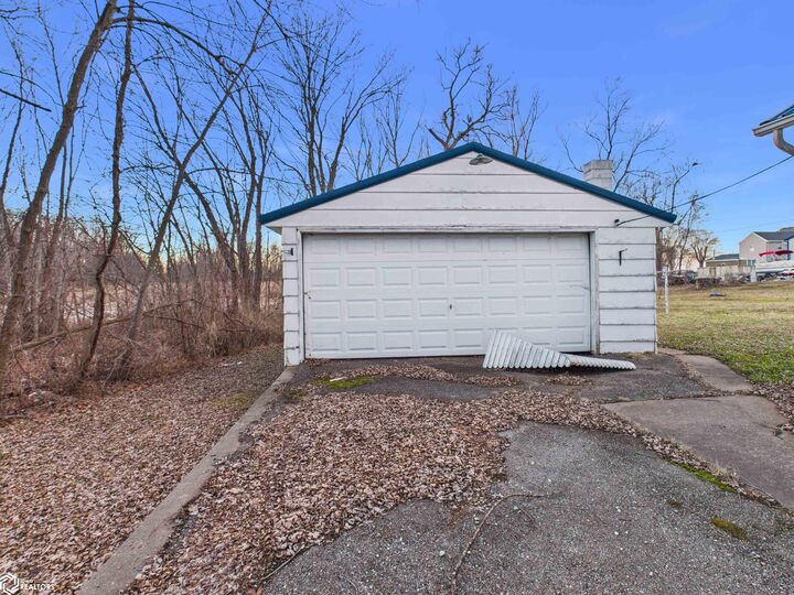 Property Photo:  111 Chestnut  IA 52639 