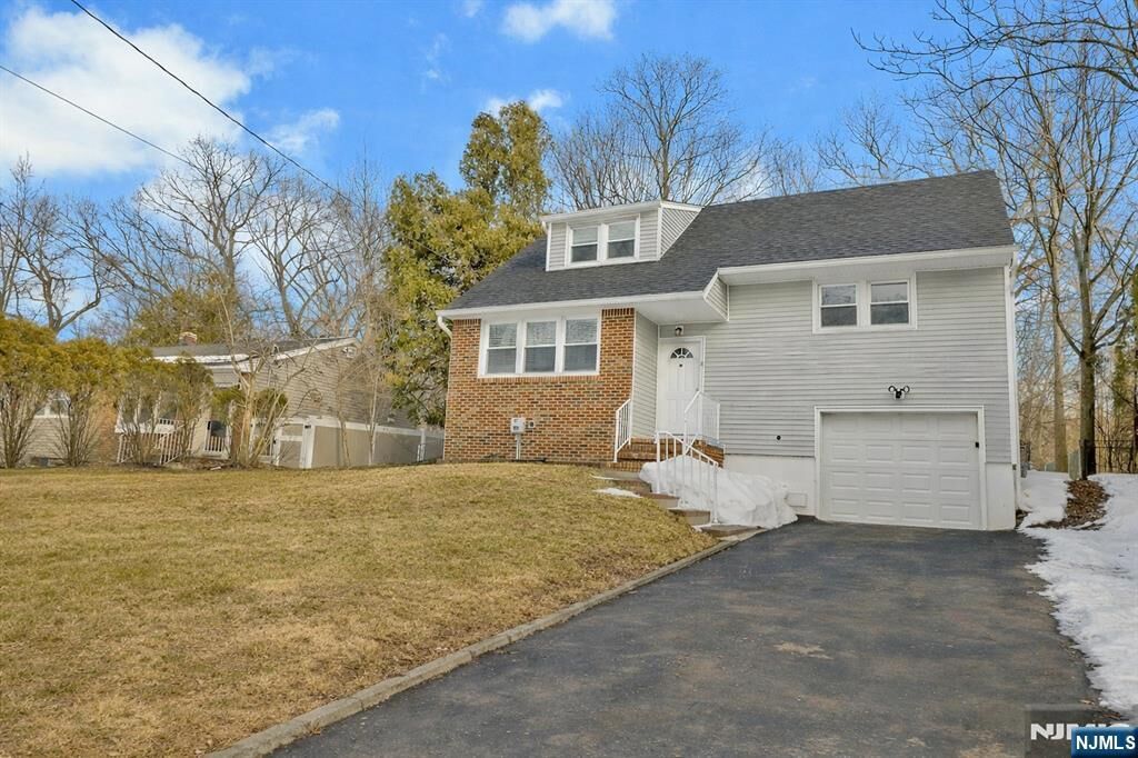 Property Photo:  8 Iroquois Avenue  NJ 07436 