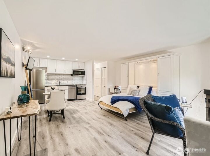 Property Photo: 2933 76th Avenue SE 11E WA 98040