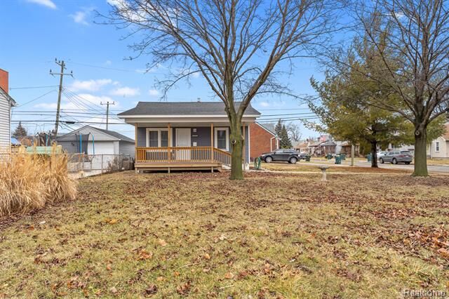 Property Photo:  1710 Fort Park Boulevard  MI 48146 