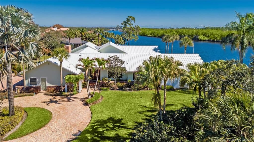 Property Photo:  525 SW Perth Place  FL 34990 