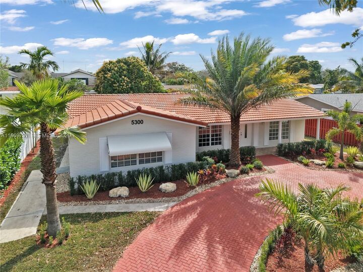 Property Photo:  5300 Grant St  FL 33021 