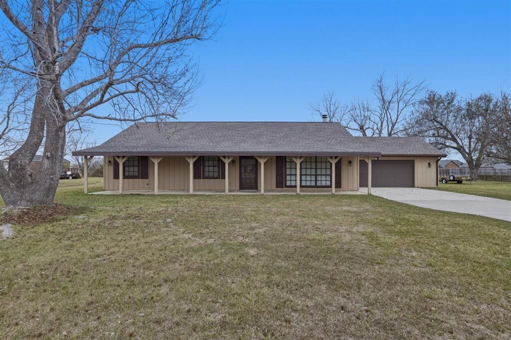 Property Photo: 1108 Lakeridge Lane LA 70605