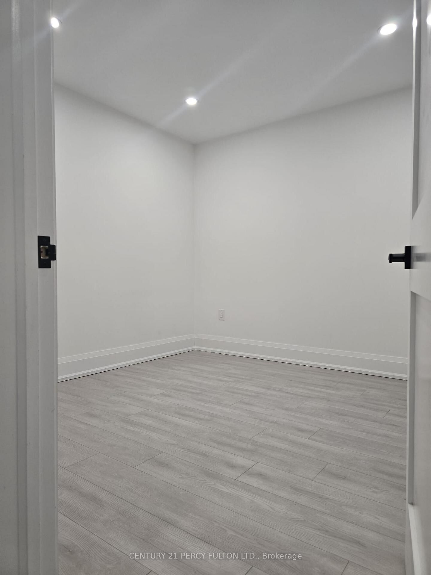 Property Photo:  195 Danforth Road Bsmt  ON M1L 3X1 