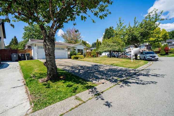 Photo de la propriété:  6697 141A Street  BC V3W 9N8 