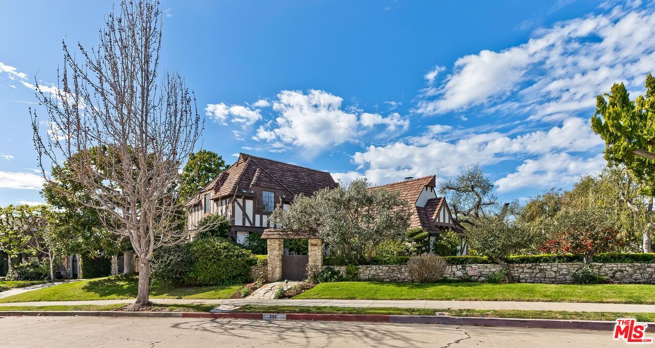 Property Photo:  201 Tavistock Ave  CA 90049 