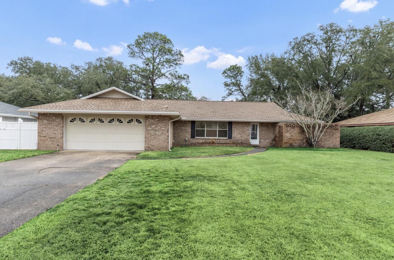 Property Photo: 15 Lake Lorraine Circle FL 32579