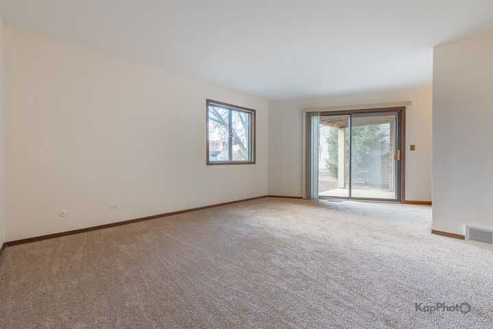 Property Photo:  1840 W Highland Avenue E-105  IL 60123 