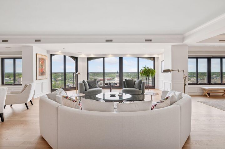 Property Photo:  1201 Yale Place 2102  MN 55403 