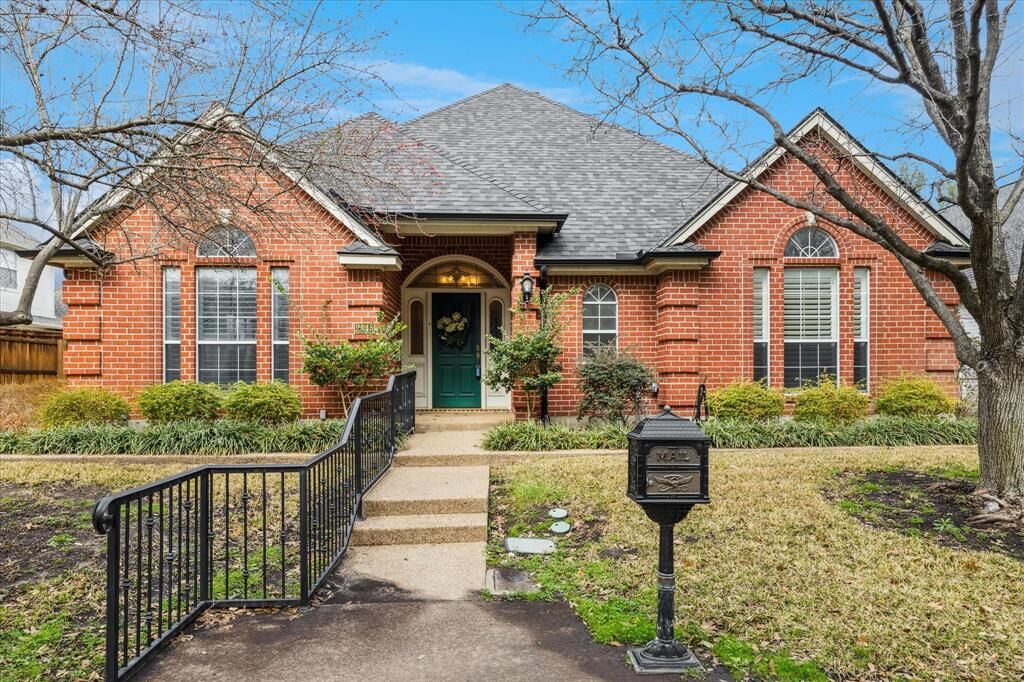 Property Photo:  2848 Oakbriar Trail  TX 76109 