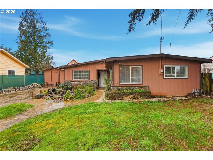 Property Photo:  6401 SE Hazel St  OR 97206 