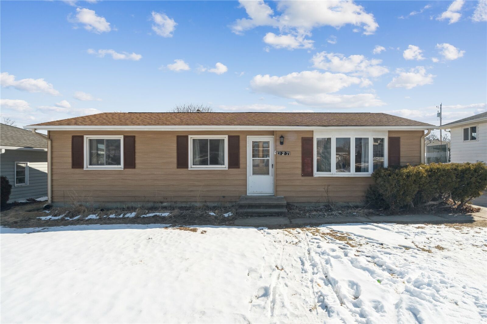 Property Photo:  327 32nd Street NW  IA 52405 