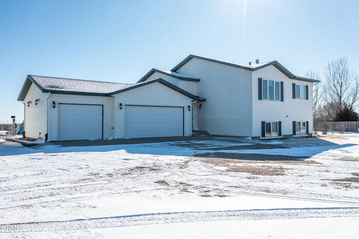 Property Photo:  1001 Sunflower Drive  ND 58503 