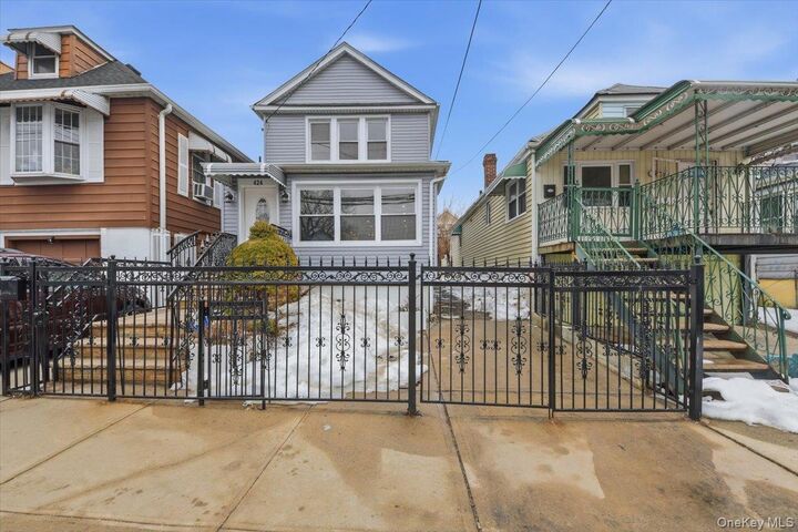 Property Photo:  424 Thieriot Avenue  NY 10473 
