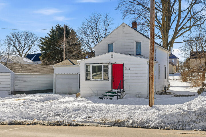 Property Photo:  1004 E Main St  MN 55921 