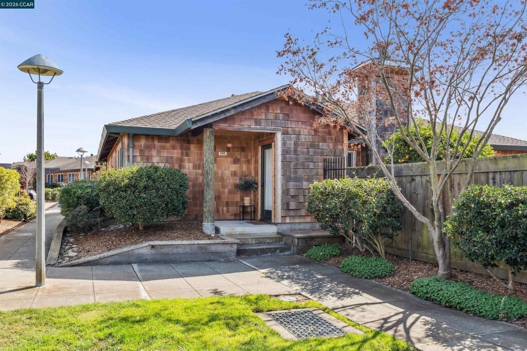 Property Photo: 405 Centre Court CA 94502