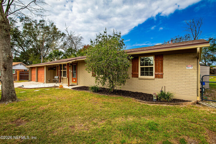 Property Photo: 721 Foxbriar Cove FL 32221